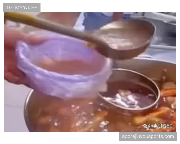 周冠宇深夜拎着塑料袋去路边摊,腕上那块表亮瞎人 周冠宇深夜拎着塑料袋去路边摊,腕上那块表亮瞎人